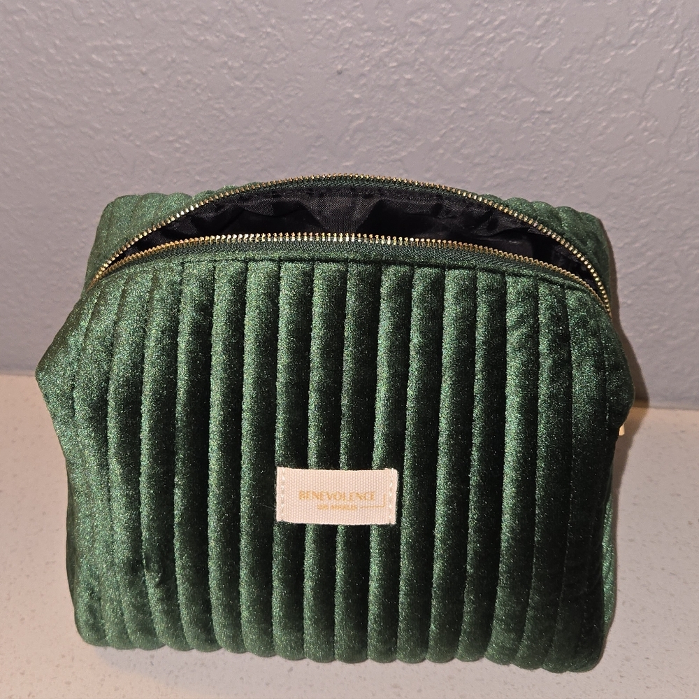 Benevolence LA Green Quilted Zip Bag Makeup Cosmetics Travel - Picture 4 of 7